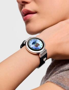 Reloj Tous smartwatch con correa negra y motivos de acero